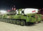 Ông Kim rơi nước mắt tại lễ duyệt binh: 'Tôi thật sự xin lỗi' ảnh 2 Triều Tiên ra mắt tên lửa đạn đạo xuyên lục địa lớn nhất