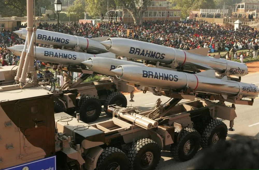 Tên lửa BrahMos của Ấn Độ được diễu hành khắp thủ đô New Delhi. Ảnh: Kamal Kishore / AGENCIES