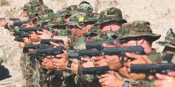 Học viên quân sự thực hành bắn súng lục 9mm. Ảnh: Richard Schoenberg/CORBIS/ GETTY IMAGES