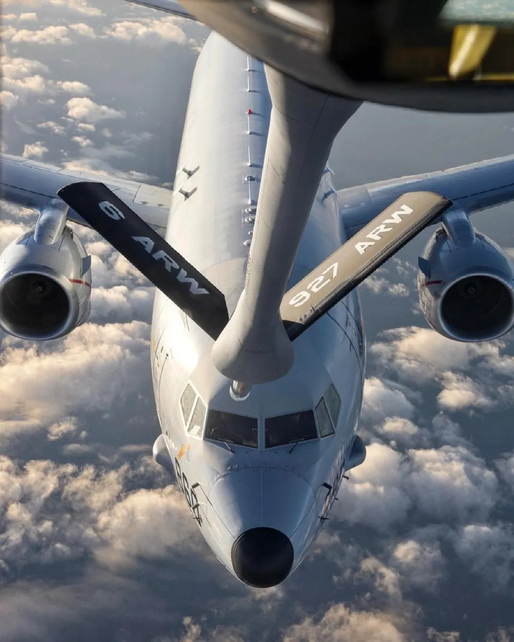 Máy bay tiếp nhiên liệu KC-135 Stratotanker tiếp nhiên liệu cho trinh sát cơ P-8A. Ảnh: US AIR FORCE / Senior Airman Tiffany A Emery