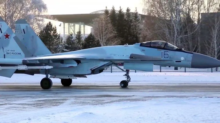 Tiêm kích Su-35S của Nga chuẩn bị tham gia cuộc tập trận quân sự chung giữa Nga và Belarus tháng 1-2022. Ảnh: ANADOLU AGENCY/GETTY IMAGES