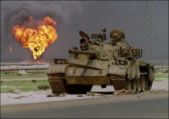 Xe tăng T-62 của Iraq bị bỏ lại trên sa mạc Kuwait gần giếng dầu đang bốc cháy ngày 2-4-1991. Ảnh: PASCAL GUYOT/AFP/GETTY IMAGES