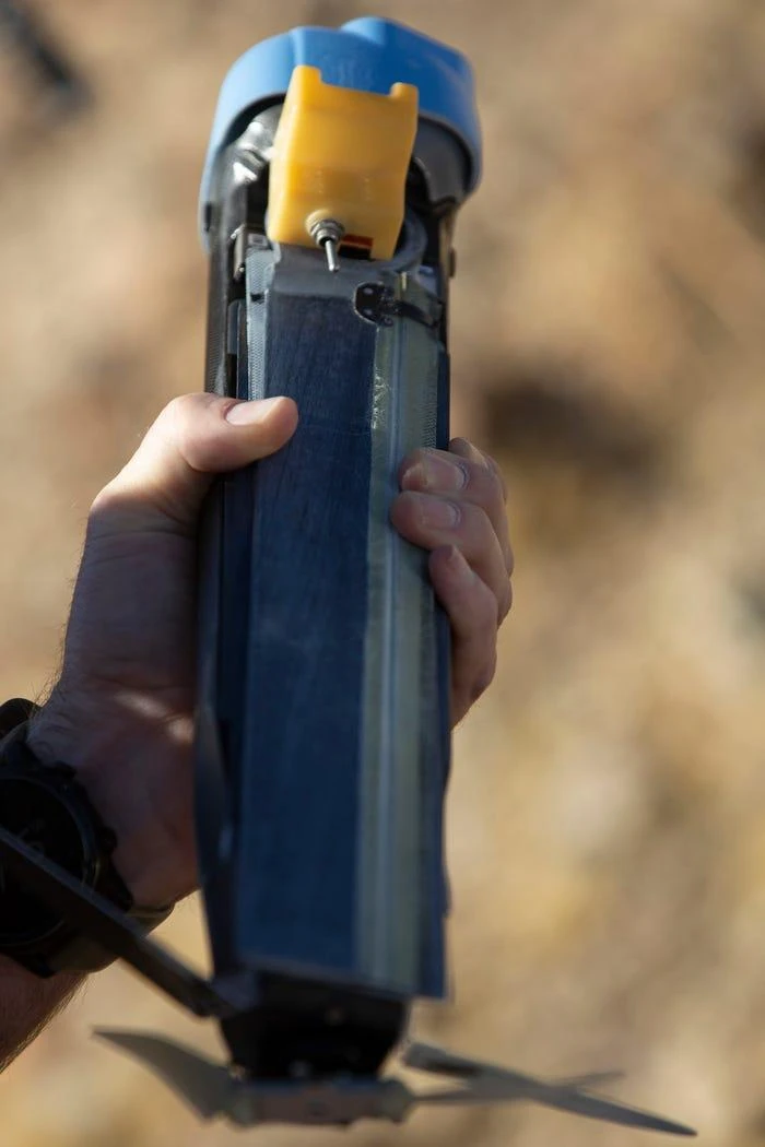 Một lính thủy đánh bộ của Mỹ cầm UAV Switchblade 300. Ảnh: US Marine Corps/Cpl. Timothy J. Lutz