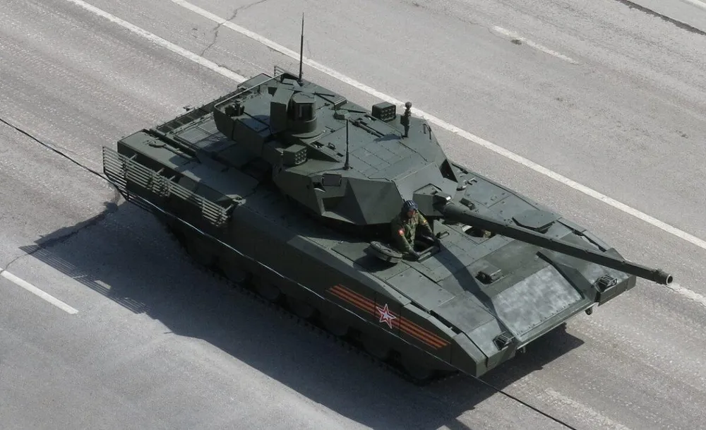 Nguyên mẫu xe tăng chiến đấu chủ lực T-14 Armata của Nga tại lễ duyệt binh Ngày chiến thắng năm 2015. Ảnh: 19FORTYFIVE.COM Nguyên mẫu xe tăng chiến đấu chủ lực T-14 Armata của Nga tại lễ duyệt binh Ngày chiến thắng năm 2015. Ảnh: 19FORTYFIVE.COM