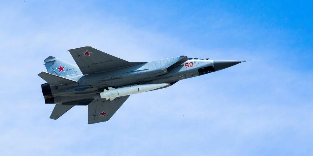 Tiêm kích MiG-31K của Không quân Nga mang tên lửa Kh-47M2 Kinzhal bay qua Moscow ngày 9-5-2018. Ảnh: Alexander Zemlianichenko/AP