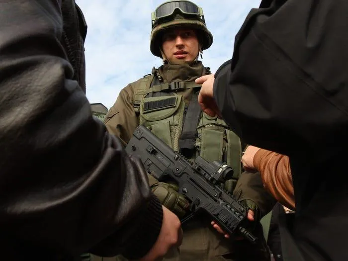 Binh sĩ Ukraine mang súng trường tấn công Fort-224 ở Kiev (Ukraine) năm 2015. Ảnh: NurPhoto/NurPhoto/GETTY IMAGES