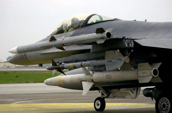 Tiêm kích F-16C của Không quân Mỹ được trang bị tên lửa AGM-88 và những tên lửa khác tại căn cứ không quân Incirkik ở Thổ Nhĩ Kỳ tháng 5-2002. Ảnh: US Air Force/Tech Sgt. Kevin Gruenwald