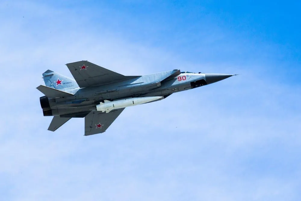 Tiêm kích MiG-31K của Nga mang tên lửa siêu thanh Kh-47M2 Kinzhal tại lễ duyệt binh Ngày chiến thắng năm 2018. Ảnh: Alexander Zemlianichenko/AP Tiêm kích MiG-31K của Nga mang tên lửa siêu thanh Kh-47M2 Kinzhal tại lễ duyệt binh Ngày chiến thắng năm 2018. Ảnh: Alexander Zemlianichenko/AP