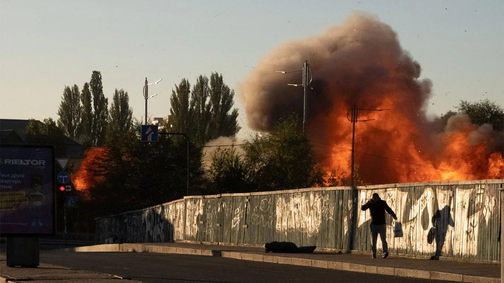 Cuộc tấn công bằng UAV ở Kiev gây ra vụ nổ lớn hôm 17-10 . Ảnh: Yasuyoshi CHIBA / AFP