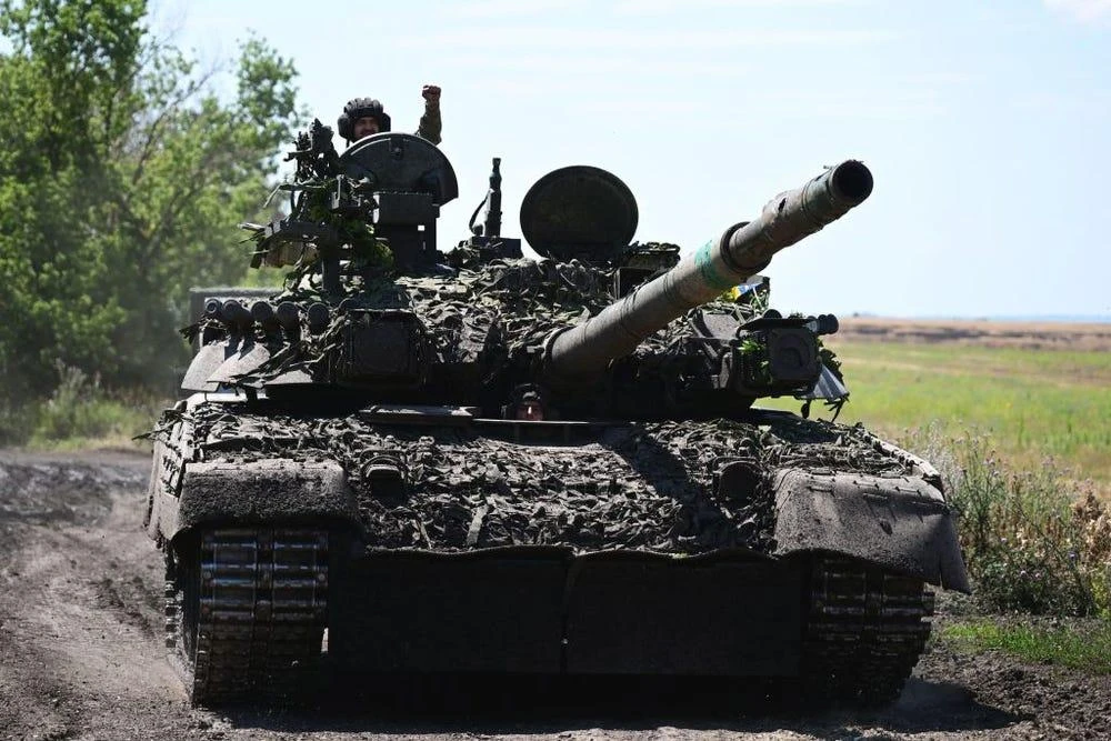 Binh sĩ Ukraine lái xe tăng T-72 ở miền Đông Ukraine hồi tháng 7. Ảnh: MIGUEL MEDINA/AFP/Getty Images