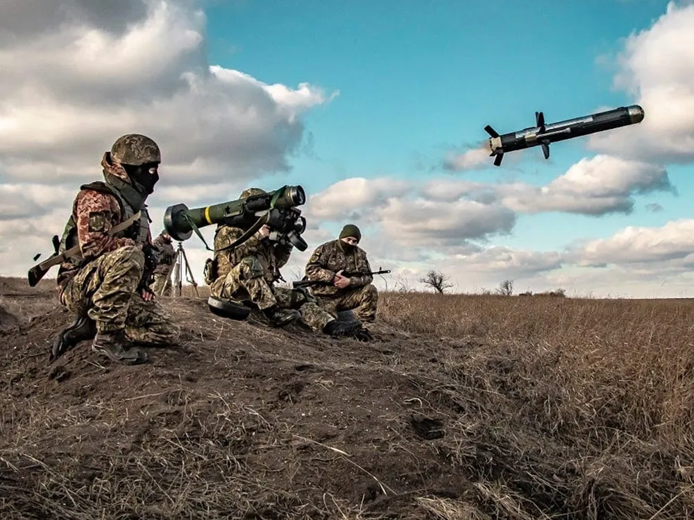 Binh sĩ Ukraine sử dụng tên lửa Javelin của Mỹ. Ảnh: Ukrainian Defense Ministry Press Service/AP Binh sĩ Ukraine sử dụng tên lửa Javelin của Mỹ. Ảnh: Ukrainian Defense Ministry Press Service/AP
