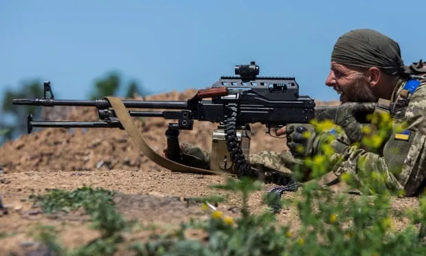 Binh sĩ Ukraine khai hỏa súng máy tại một thao trường gần tiền tuyến ở vùng Donetsk. Ảnh: REUTERS