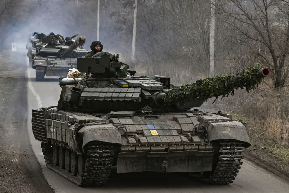 Xe tăng T-64 của Ukraine di chuyển theo hướng TP Bakhmut thuộc tỉnh Donetsk hôm 20-3. Ảnh: Aris Messinis/AFP/GETTY IMAGES Xe tăng T-64 của Ukraine di chuyển theo hướng TP Bakhmut thuộc tỉnh Donetsk hôm 20-3. Ảnh: Aris Messinis/AFP/GETTY IMAGES