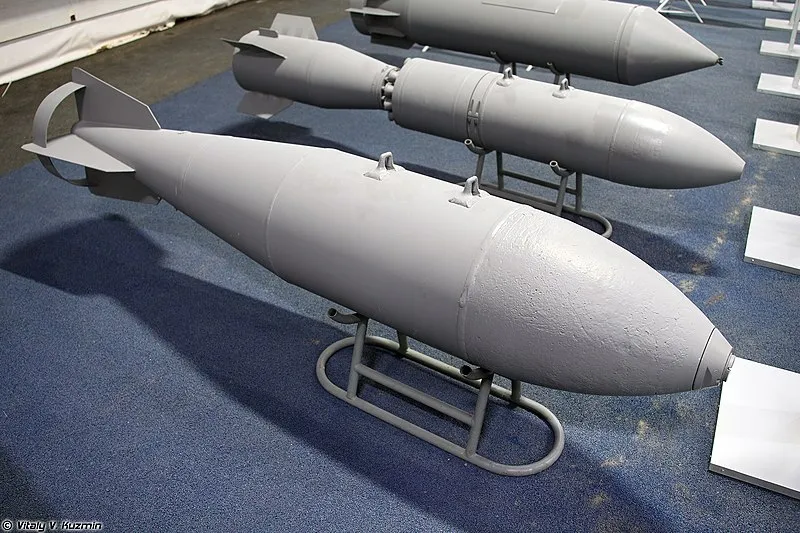 Bom FAB-500 M-62 có từ thời Liên Xô nặng 500 kg. Ảnh: WIKIPEDIA FAB-500_M62_aerial_bomb_in_Park_Patriot_01.jpg