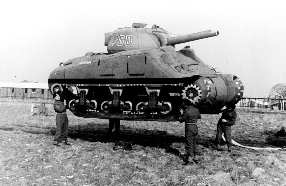 Quân Anh khiêng một xe tăng Sherman được bơm hơi vào vị trí trong Chiến tranh thế giới thứ hai. Ảnh: Roger Viollet//Getty Images Anh-xe-tang-bom-phong-WW2.jpg