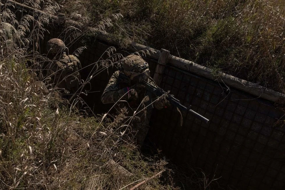 Tiểu đoàn tinh nhuệ OPFOR của Ukraine di chuyển trong chiến hào khi tham gia khóa huấn luyện quân sự ở tỉnh Donetsk ngày 26-9. Ảnh: Getty Images huan-luyen-ukraine.jpg