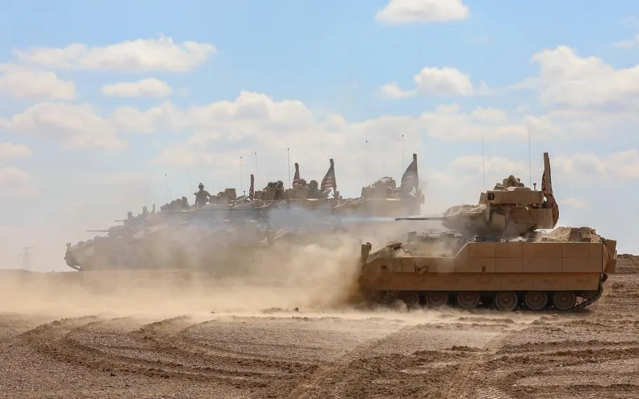 Binh sĩ Mỹ khai hỏa súng xích M242 Bushmaster từ phương tiện chiến đấu Bradley M2A3 trong cuộc tập trận bắn đạn thật ở Syria tháng 3-2022. Ảnh: William Gore/U.S. Army sung-xich-M242.jpg