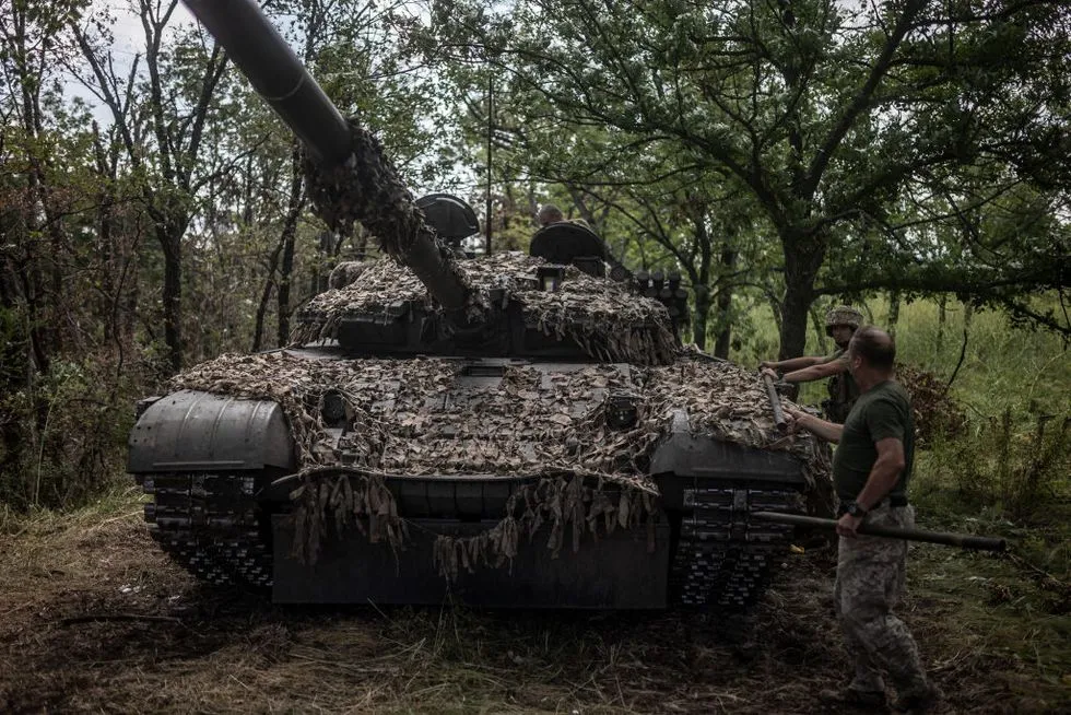 Xe tăng Ukraine ẩn mình dưới lưới ngụy trang. Ảnh: GETTY IMAGES xe-tang-ukraine-nguy-trang.jpg