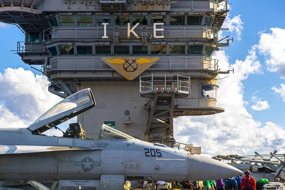 Tiêm kích F/A-18E Super Hornet trên sàn đáp sau khi thực hiện chuyến bay trên tàu sân bay USS Dwight D. Eisenhower ở Đại Tây Dương hôm 17-10. Ảnh: US Navy Photo Super-hornet-jet.jpg