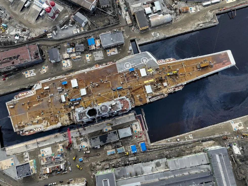 Tàu sân bay Đô đốc Kuznetsov của Nga được kéo tới nhà máy đóng tàu Hải đội 35 ở TP Murmansk để bảo trì và sửa chữa tháng 5-2020. Ảnh: Getty Images tau-san-bay-Kuznetsov.jpg