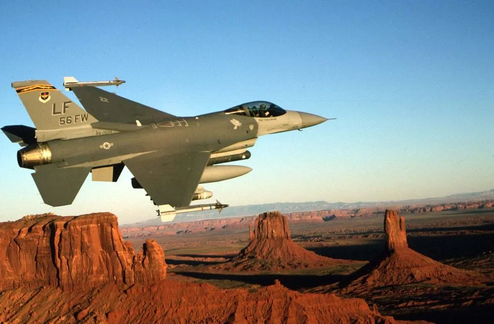 Tiêm kích F-16C từ căn cứ không quân Luke ở bang Arizona bay qua thung lũng Monument. Ảnh: USAF/Getty Images Nga tăng gấp đôi tốc độ sản xuất tiêm kích Su-57, 'cơn ác mộng' với Ukraine sắp đến?