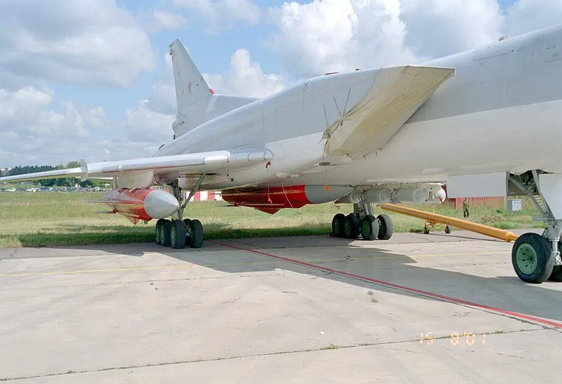 Máy bay ném bom siêu thanh Tu-22M3 mang tên lửa Kh-22. Ảnh: WIKIPEDIA Vì sao Ukraine e ngại tên lửa Kh-32 hơn tên lửa siêu thanh Kinzhal của Nga?