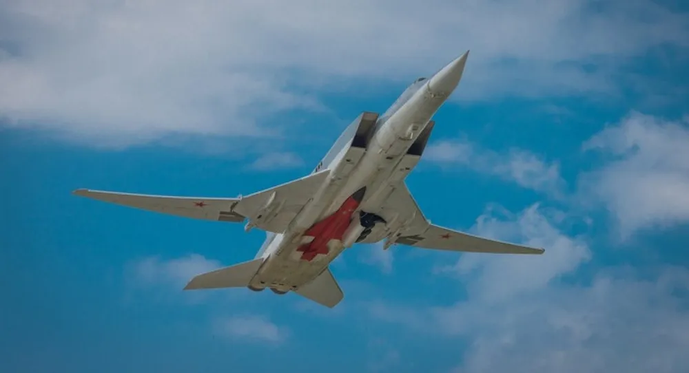 Máy bay ném bom siêu thanh Tu-22M3 mang tên lửa Kh-32. Ảnh: DEFENSE EXPRESS Vì sao Ukraine e ngại tên lửa Kh-32 hơn tên lửa siêu thanh Kinzhal của Nga?