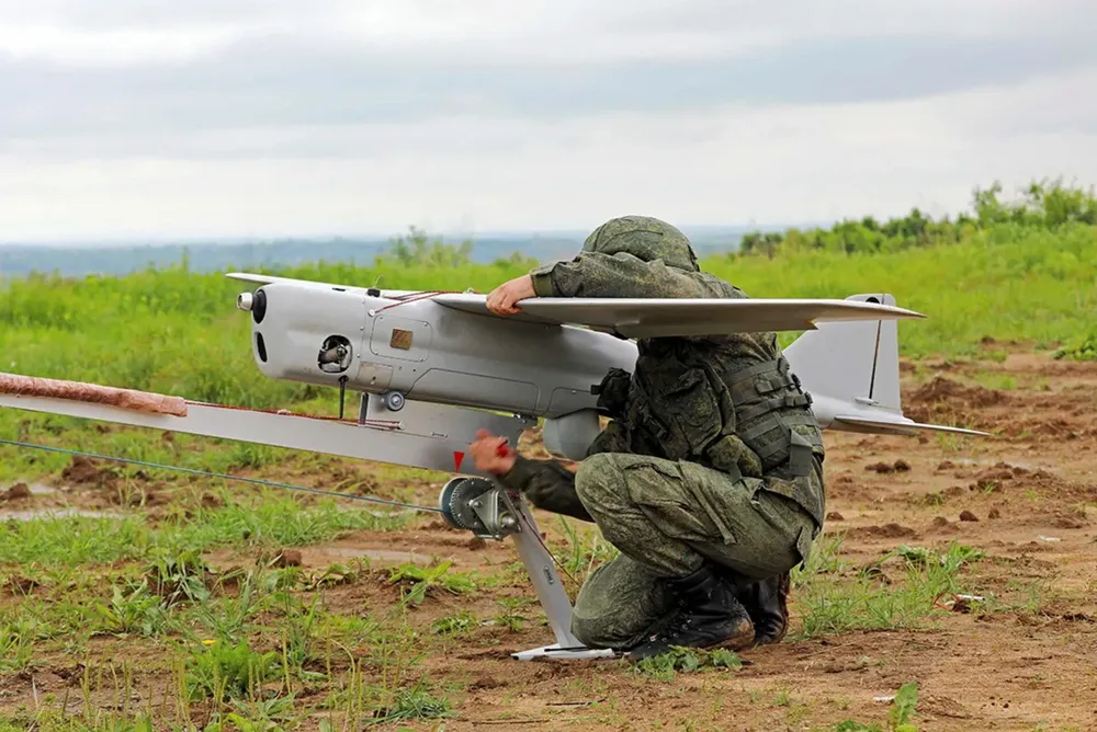 Binh lính Nga điều khiển UAV Orlan-10. Ảnh: Russian Defense Ministry Loạt siêu vũ khí Mỹ lộ lỗ hổng nghiêm trọng khi chống Nga tại Ukraine