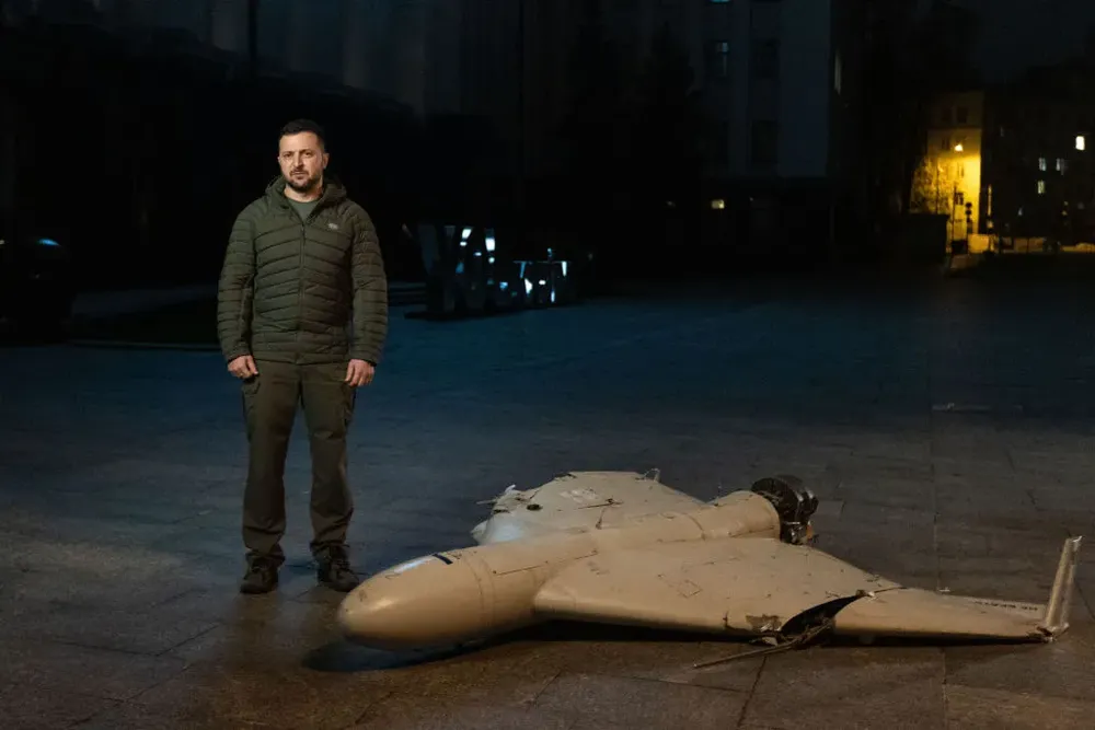 Tổng thống Ukraine Volodymyr Zelensky đứng gần một UAV cảm tử của Nga bị bắn hạ tại thủ đô Kiev của Ukraine ngày 27-10-2022. Ảnh: Ukrainian Presidential Office/Handout/Anadolu Agency via Getty Images Loạt siêu vũ khí Mỹ lộ lỗ hổng nghiêm trọng khi chống Nga tại Ukraine