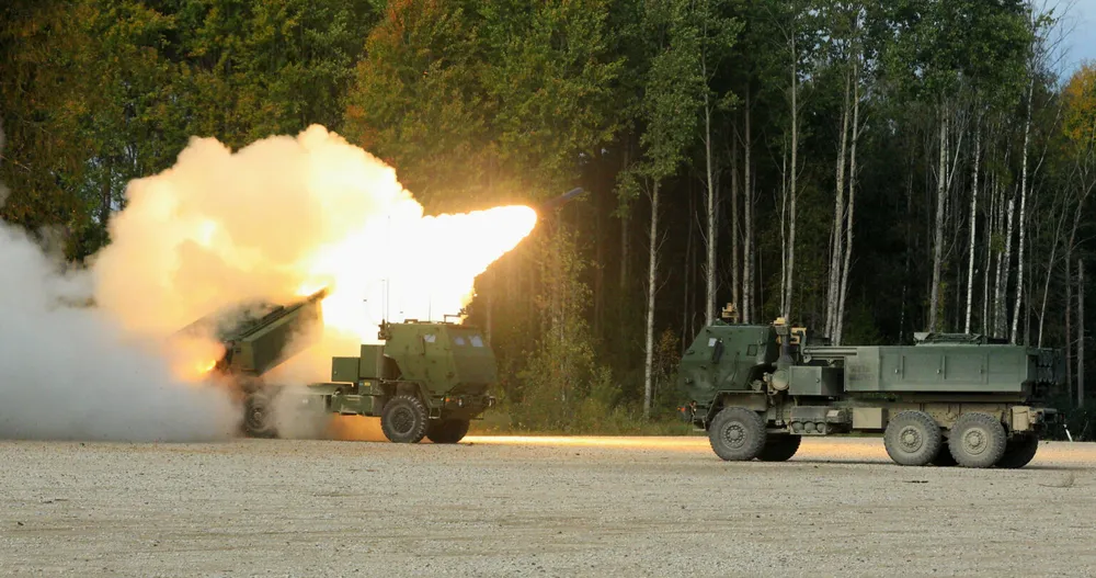 Mỹ và NATO khai hỏa tổ hợp pháo phản lực M142 HIMARS ở Estonia. Ảnh: Sgt. Cesar Salazar Jr./US Army Pháo HIMARS 'hoàn toàn không còn hiệu quả' ở Ukraine, do đâu?