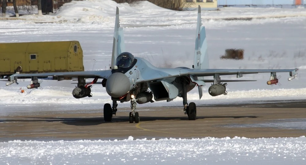 Tiêm kích Su-35 của Nga được trang bị những quả bom thông minh KAB-1500L. Ảnh: Defense Express Thừa máy bay nhưng thiếu bom, Ukraine làm gì để đối phó 'vũ khí thần kỳ' của Nga?