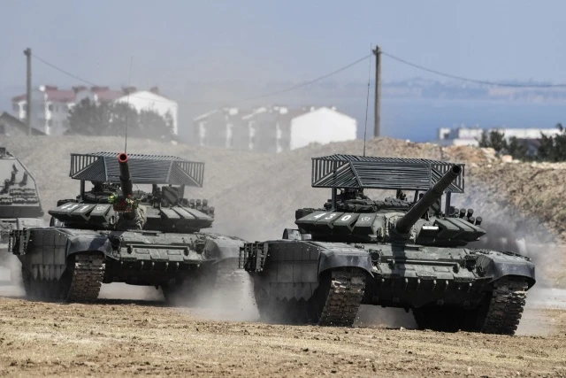 Những chiếc xe tăng T-72B3M được trang bị giáp lồng đặc biệt của Lữ đoàn bờ biển số 126 của Nga tại TP Simferopol thuộc bán đảo Crimea. Xe tăng Abrams cũng được gắn giáp lồng. Ảnh: vpk.name xe-tang-abrams.jpg