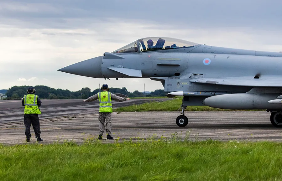 Các phi công Ukraine hoàn thành khóa đào tạo cơ bản tại Anh và học cách vận hành tiêm kích F-16 tại Đan Mạch. Ảnh: Source: raf.mod.uk Ukraine tính 'giấu' tiêm kích F-16 ở nước ngoài sau khi Nga cảnh báo sẽ bắn hạ trong 20 ngày