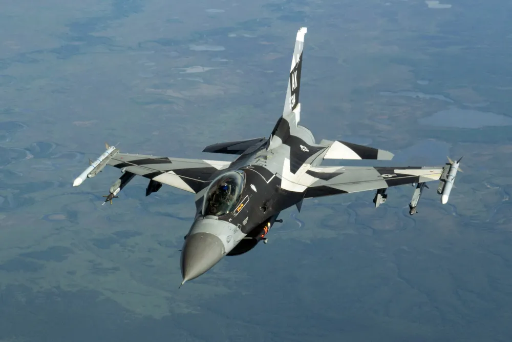 Tiêm kích F-16. Ảnh: Airman 1st Class Mario Calabro/U.S. Air Force Ukraine tính 'giấu' tiêm kích F-16 ở nước ngoài sau khi Nga cảnh báo sẽ bắn hạ trong 20 ngày