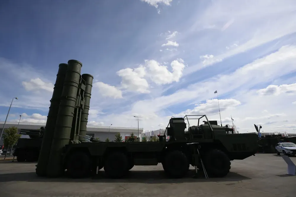 Hệ thống phòng không S-400 của Nga tại Diễn đàn Quân sự-Kỹ thuật quốc tế Army-2020 tổ chức tại thủ đô Moscow (Nga) ngày 23-8-2020. Ảnh: Sefa Karacan/Anadolu Agency/Getty Images Vì sao Ukraine tăng tấn công hệ thống phòng không Nga trước khi nhận tiêm kích F-16?