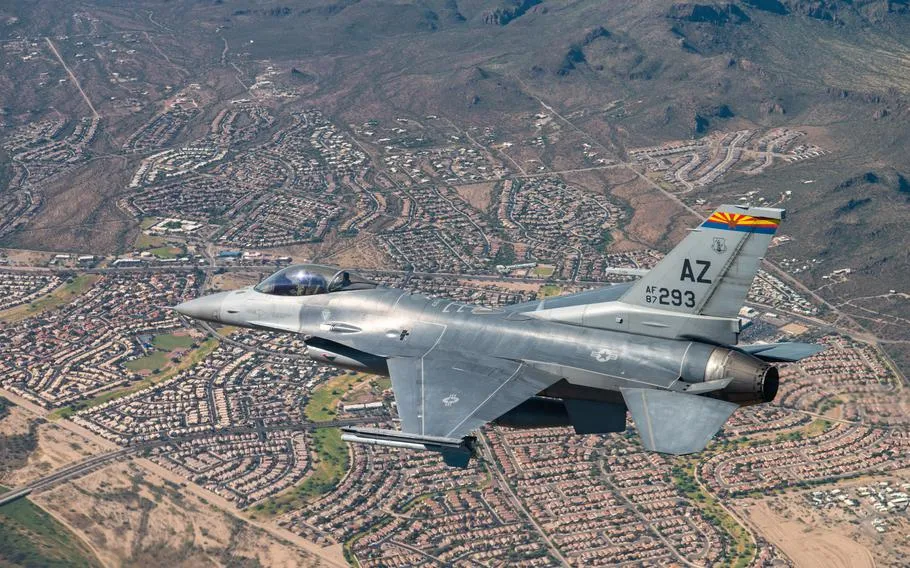 Tiêm kích F-16 tại căn cứ Morris của Không quân Vệ binh Quốc gia bang Arizona (Mỹ) cất cánh trong một khóa đào tạo. Ảnh: Hampton Stramler/U.S. Air Force Vì sao Ukraine tăng tấn công hệ thống phòng không Nga trước khi nhận tiêm kích F-16?