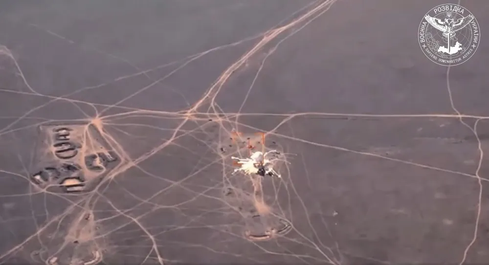 Vũ khí Ukraine phá hủy bệ phóng tên lửa S-400 của Nga. Ảnh chụp từ màn hình video do Tình báo quốc phòng Ukraine công bố. Nguồn: Defense Express ukraine-tan-cong-he-thong-S-400-Nga.jpg