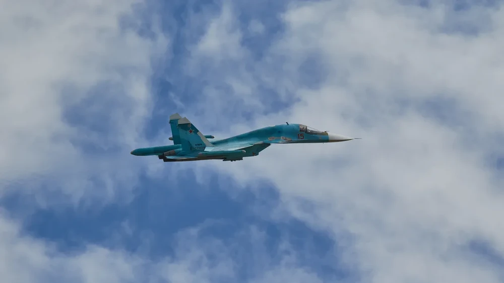 Máy bay ném bom Su-34 trên bầu trời căn cứ không quân Kubinka ở Nga ngày 29-8-2020. Ảnh: Mikhail Tokmakov/SOPA Images/LightRocket/ Getty Images Ukraine triển khai ít nhất 70 UAV tấn công căn cứ của tiêm kích bom Su-34