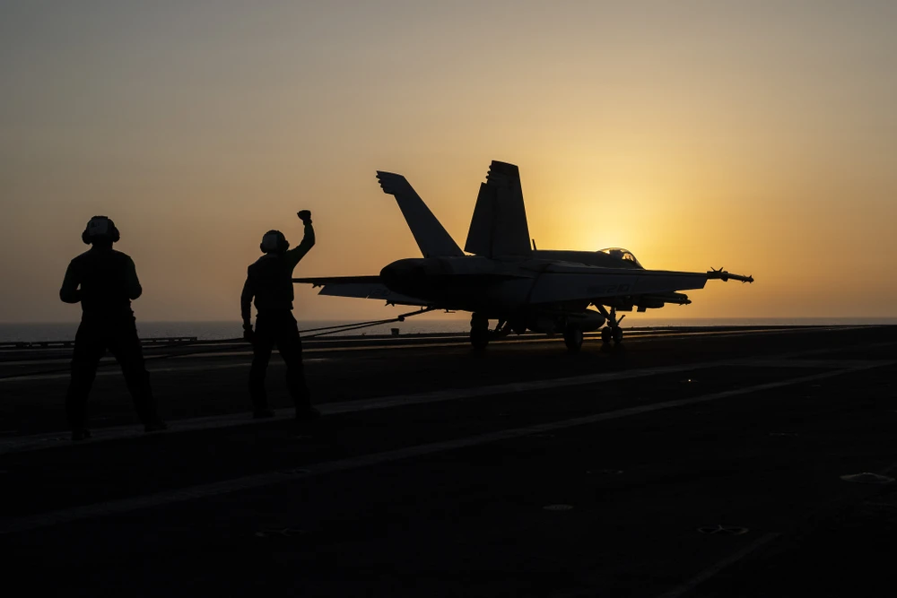 Một tiêm kích đáp xuống sàn tàu sân bay USS Dwight D. Eisenhower tại Biển Đỏ hôm 11-6. Ảnh: Bernat Armangue/AP Hải quân Mỹ đối mặt trận chiến khốc liệt nhất kể từ Thế chiến thứ 2