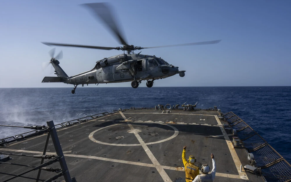 Trực thăng HSC-7 đáp xuống sàn tàu khu trục mang tên lửa dẫn đường lớp Arleigh Burke USS Laboon tại Biển Đỏ hôm 12-6. Ảnh: Bernat Armangue/AP Hải quân Mỹ đối mặt trận chiến khốc liệt nhất kể từ Thế chiến thứ 2