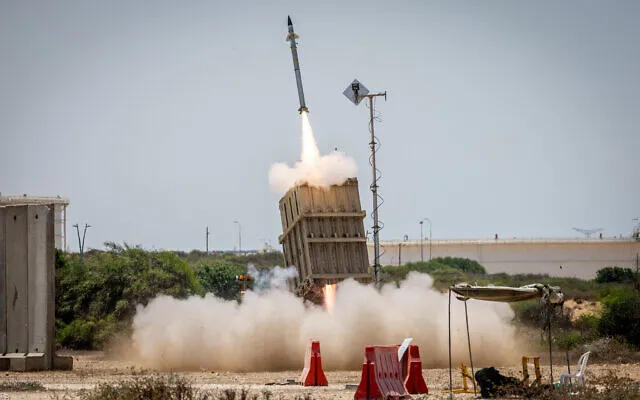 Hệ thống phòng không Vòm Sắt bắn tên lửa nhằm đánh chặn rocket phóng từ Dải Gaza sang TP Ashkelon của Israel ngày 7-8-2022. Ảnh: Yonatan Sindel/FLASH90 Mỹ lo hệ thống Vòm Sắt bị quá tải nếu Israel và Hezbollah tổng lực chiến tranh