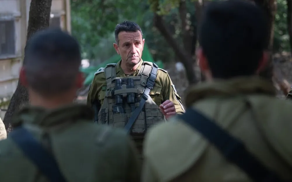 Trung tướng Herzi Halevi – Tổng tham mưu trưởng Lực lượng phòng vệ Israel nói chuyện với binh sĩ tại một khẩu đội Vòm Sắt ở phía bắc Israel ngày 19-6. Ảnh: IDF Mỹ lo hệ thống Vòm Sắt bị quá tải nếu Israel và Hezbollah tổng lực chiến tranh