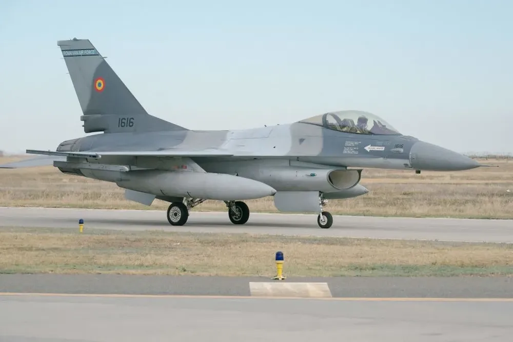 Tiêm kích F-16 đáp xuống căn cứ không quân Fetesti của Romania ngày 13-11-2023. Ảnh: Andrei Pungovschi/AFP/Getty Images Ngôi làng gần Ukraine sắp trở thành căn cứ lớn nhất của NATO tại châu Âu
