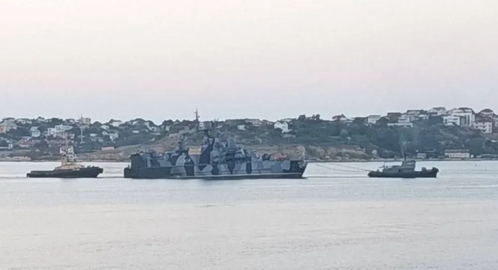Tàu hộ vệ Samum của Nga được kéo tới vịnh Sevastopol sau cuộc tấn công của Ukraine. Ảnh: Defense Express Xuồng tự sát Ukraine cài mìn dưới biển khiến 4 tàu chiến Nga bị hư hỏng