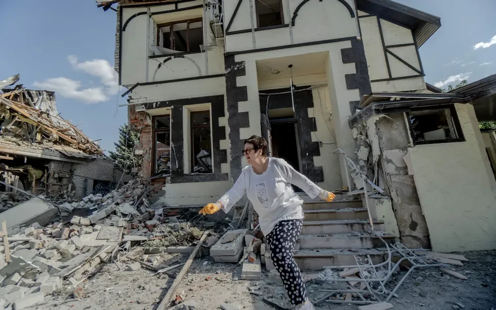 Hiện trường vụ ném bom của Nga tại huyện Shevchenkivskyi (tỉnh Kharkiv, Ukraine) ngày 5-5. Ảnh: Ivan Samoilov/GRAWA MEDIA Nga lần đầu dùng bom lượn 3 tấn giúp tăng khả năng hủy diệt ở Ukraine