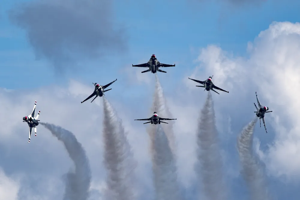 Các tiêm kích F-16 bay biểu diễn tại triển lãm hàng không Thunder Over South Georgia ở căn cứ không quân Moody (bang Georgia, Mỹ) ngày 28-10-2017. Ảnh: Daniel Snider/BỘ QUỐC PHÒNG MỸ Phi công Nga nghiên cứu chiến thuật đối phó, đang chờ F-16 xuất hiện ở Ukraine