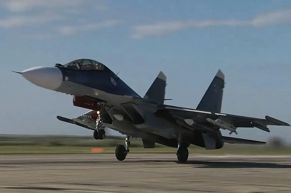 Tiêm kích Su-30SM2 của Nga. Ảnh: MILITARNYI Phi công Nga nghiên cứu chiến thuật đối phó, đang chờ F-16 xuất hiện ở Ukraine