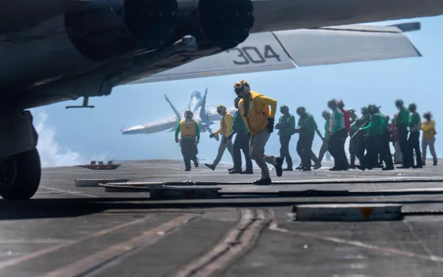 Các thủy thủ thực hiện các hoạt động bay trên boong tàu sân bay lớp Nimitz USS Harry S. Truman ở Đại Tây Dương ngày 24-4-2024. Ảnh: Matthew Nass/U.S. Navy Nhóm tàu sân bay Mỹ bắn gần 800 tên lửa và bom vào Houthis ở Biển Đỏ