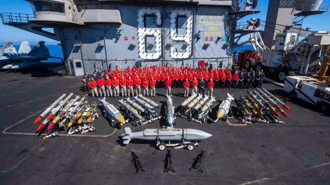 Nhân viên thuộc Phòng Vũ khí trên tàu sân bay USS Dwight D. Eisenhower chụp hình cùng với một số vũ khí phóng từ trên không có sẵn cho đội bay trên tàu. Ảnh: Đại úy Chris Hill Nhóm tàu sân bay Mỹ bắn gần 800 tên lửa và bom vào Houthis ở Biển Đỏ