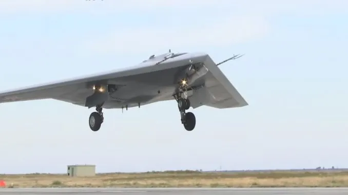 UAV tàng hình S-70 bay thử nghiệm. Ảnh: Bộ Quốc phòng Nga Vì sao UAV tàng hình S-70 của Nga có thể 'lỡ hẹn' với chiến trường?